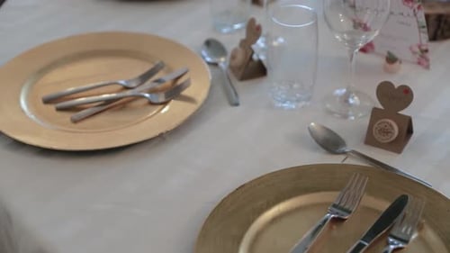 Elegant Wedding Table Setting with Gold Plates