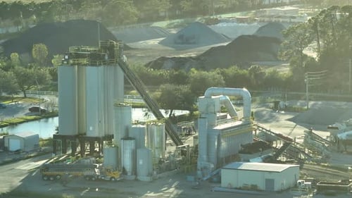 Betonmanufaktur im Industriegebiet Zementmischanlage mit Lastkraftwagen und schwerem Gebäude