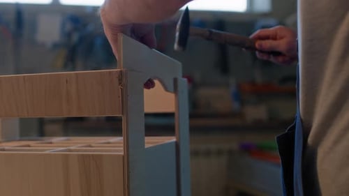 Trabajador haciendo construcciones de madera en fábrica