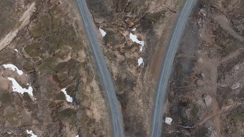 Vista aérea de la carretera serpentina en Islandia