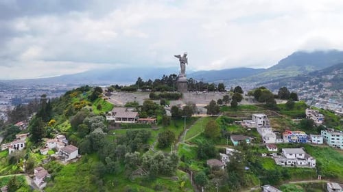 Vídeo aéreo urbano del centro histórico de Quito, Ecuador