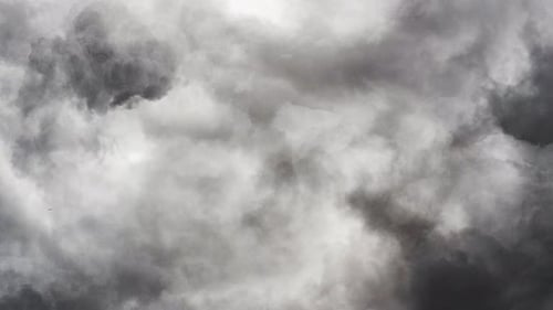 dunkle Wolken und Gewitter am Himmel.