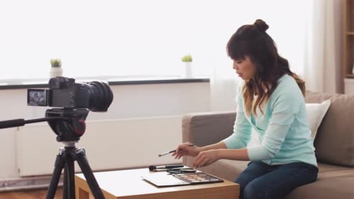 Concepto de blogueo, tecnología, videoblog y personas: bloguera de belleza asiática feliz y sonriente