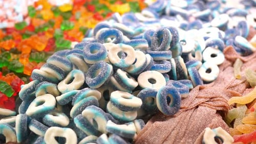 Zuckerbeschichtete Geleebohnen in Form von farbigen geschnittenen Früchten