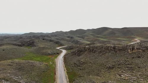 Exklusives Filmmaterial von Drohne: Filmaufnahme von Reisenden, die mit Martian auf einer Bergstraße fahren