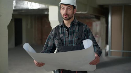 Kaukasischer Mann Architekt Baumeister sucht Bauplan Hochbau Männlicher Kerl Ingenieur
