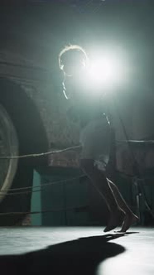 Machen Sie Kampfsport im Fight Club, intensives Cardio-Training am Boxring, männlicher Athlet, der mit den Händen schlägt und