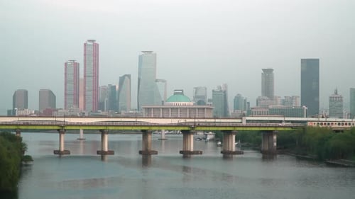 Voitures circulant sur le pont Yanghwa sur le fleuve Han avec l'Assemblée nationale coréenne et l'île de Yeouido Skyli
