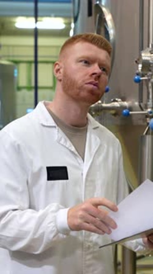 Brauereitechnologe inspiziert Fermentationstanks