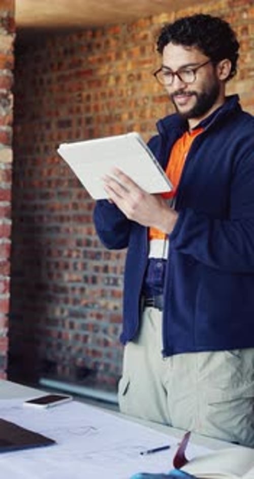 Tablet, Testbericht und Mann mit Laptop auf der Baustelle für Fortschrittsbericht, Bauordnung und RFI
