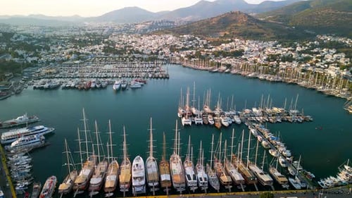 Luftaufnahme des schönen Yachthafens mit Jachten und Segelbooten, Bodrum, Türkei.