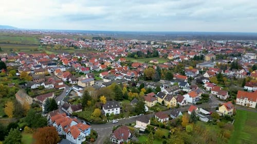 Blick auf ein kleines und süßes Dorf