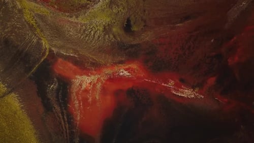 Luftaufnahme von oben auf eine farbenfrohe rote Vulkangebietstextur, Island