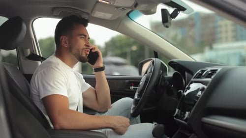 Um homem está sentado no banco do motorista