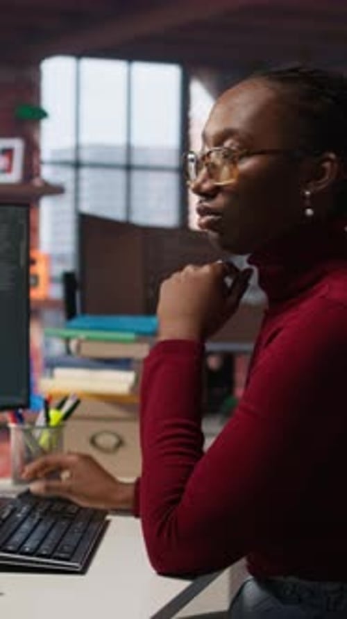 Un ingeniero de TI de vídeo vertical interactúa con un chatbot de IA LLM en PC en una empresa emergente de desarrollo de software