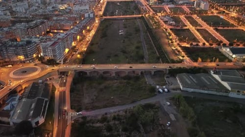 Luftaufnahme der lebendigen Lichter und Architektur der Stadt in der Abenddämmerung