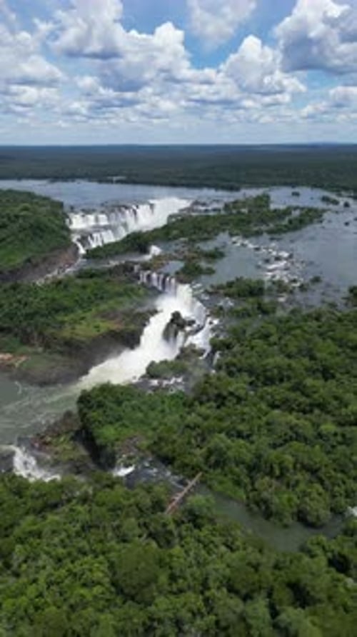 Vue aérienne des chutes d'Iguazu, site touristique de Foz do Iguacu, au Brésil et de Misiones, en Argentine.