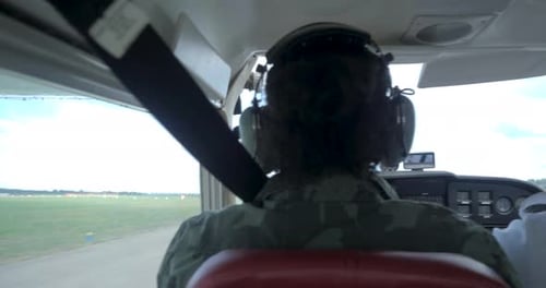 Plan au ralenti d'un pilote et d'un copilote en uniforme faisant atterrir un avion Cessna. Sur la photo se trouve le set