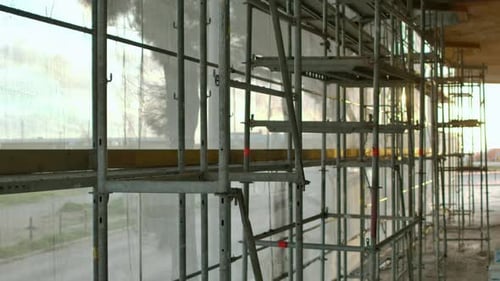 Imágenes estáticas de andamios en construcción.