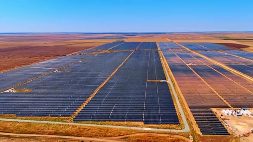 Enorme kahle Felder mit Photovoltaikzellen. Sonnenkollektoren speichern Sonnenenergie.