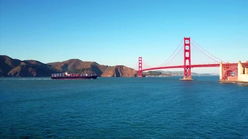 Un porte-conteneurs passe sous le pont du Golden Gate par des montagnes