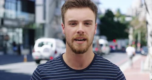 4k-Videomaterial eines jungen Mannes, der auf der Straße interviewt wird