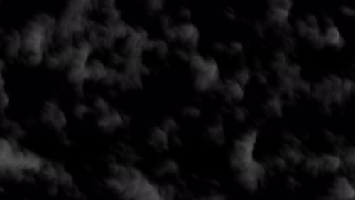 Dunkler Himmel voller grauer Wolken