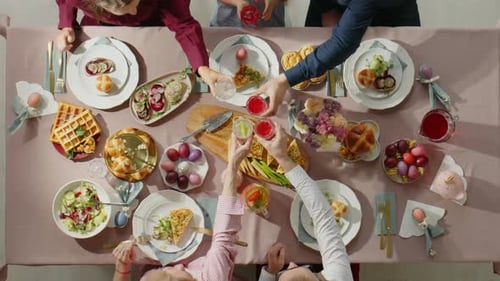 Du haut vers le bas des verres en famille pour le dîner de Pâques