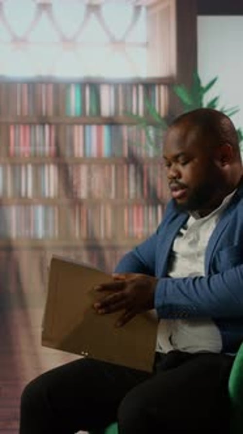 Vidéo verticale Des agents top secrets multiculturels dans un bureau lisant des documents confidentiels