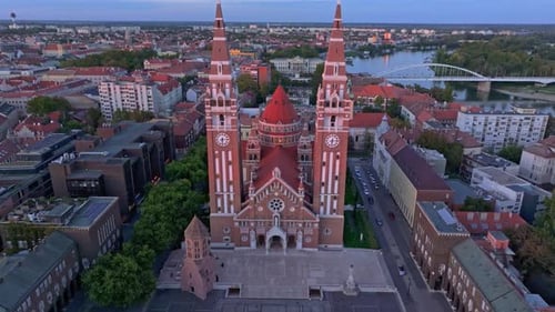 Luftaufnahme von Kirche und Fluss bei Sonnenuntergang, Ungarn.