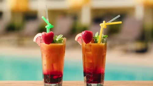 Fruchtcocktail in der Hotelbar Zwei Cocktailgläser Jubel in den Händen auf Meereshintergrund Bartenter