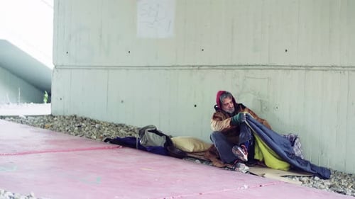 Ein Porträt eines obdachlosen Bettlermannes, der draußen liegt