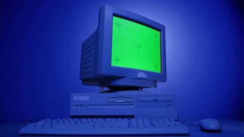 PC retro con tecla cromática, pantalla verde, antiguo estudio de computadora, primer plano, escritorio, pantalla retro ondulada
