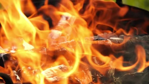 Vidéo au ralenti d'un foyer en feu Les flammes sont orange vif et jaune