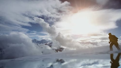 Wanderer auf alpiner Abenteuerexpedition Wandern in tiefverschneiter Berglandschaft im Freien