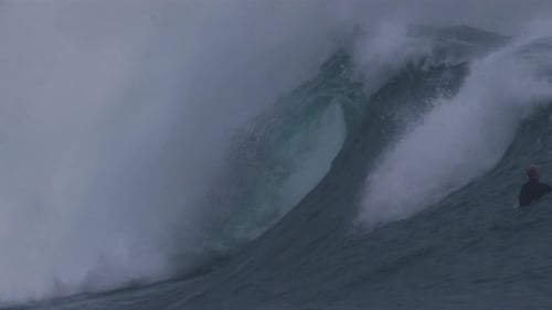 Surfistas esperam na fila enquanto barris de onda e bola de espuma cuspem