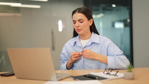 Une femme ne se sent pas bien et a chaud au travail en quête de soulagement