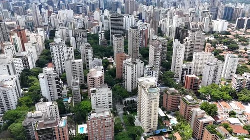Vídeo aéreo acima do Parque Ibirapuera São Paulo em um dia ensolarado