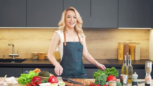 Junge Frau bereitet Essen zu und moderiert eine Kochshow Die Bloggerin streamt von Kitchen Vegetarian