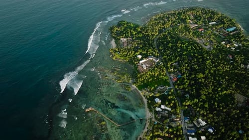 Píer de madeira se estende até a lagoa de recifes com surfistas em Siargao, Filipinas