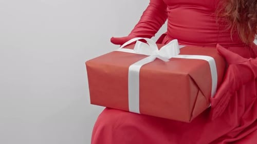 Une élégante présentation de cadeau de Noël peut créer une ambiance merveilleuse dans un cadre festif qui
