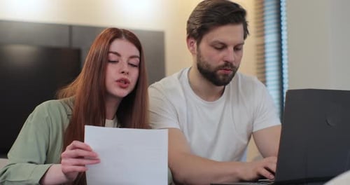 Frau und Mann frustriert finanzielle Hypotheken- oder Auslagenzahlung aufgrund der Computerkrise Geldmangel