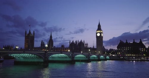 Vista panorâmica do Rio Tâmisa, da Ponte de Westminster, do Palácio de Westminster e do Big Ben após o pôr do sol