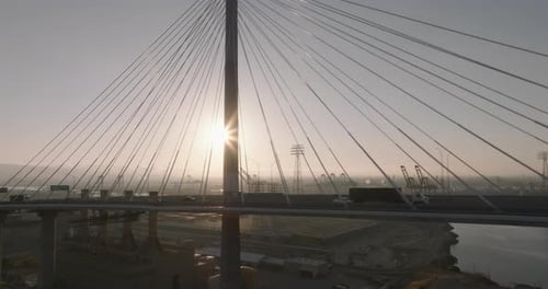 eine Brücke mit vielen Kabeln