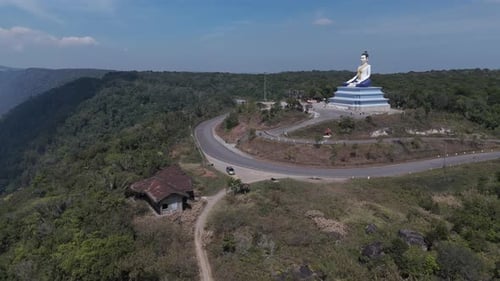Drone filmé au-dessus de l'ancien palais du roi en ruines au sommet d'une falaise du mont Bokor, à Kampot,