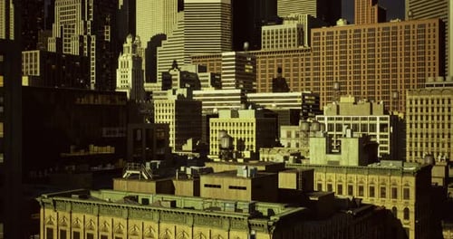 Edificios y detalles arquitectónicos capturados en el paisaje urbano al atardecer