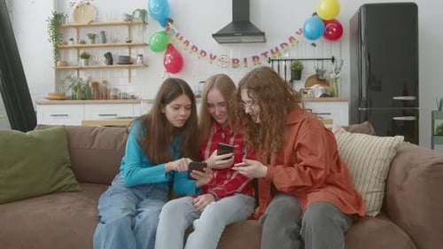 Positive nette jugendliche Freundinnen mit Telefonen diskutieren über Online-Inhalte
