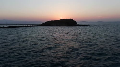 Drone aérien au-dessus de la mer au-dessus du temple d'Apollon à Naxos