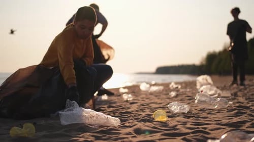 Freiwillige Aktivisten zum Tag der Erde sammeln Müllreinigung der Strandküstenzone, Frauen und Männer stellen