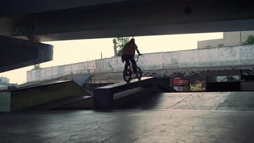 Un adolescent extrême tombe alors qu'il pratique la cascade de saut à vélo à